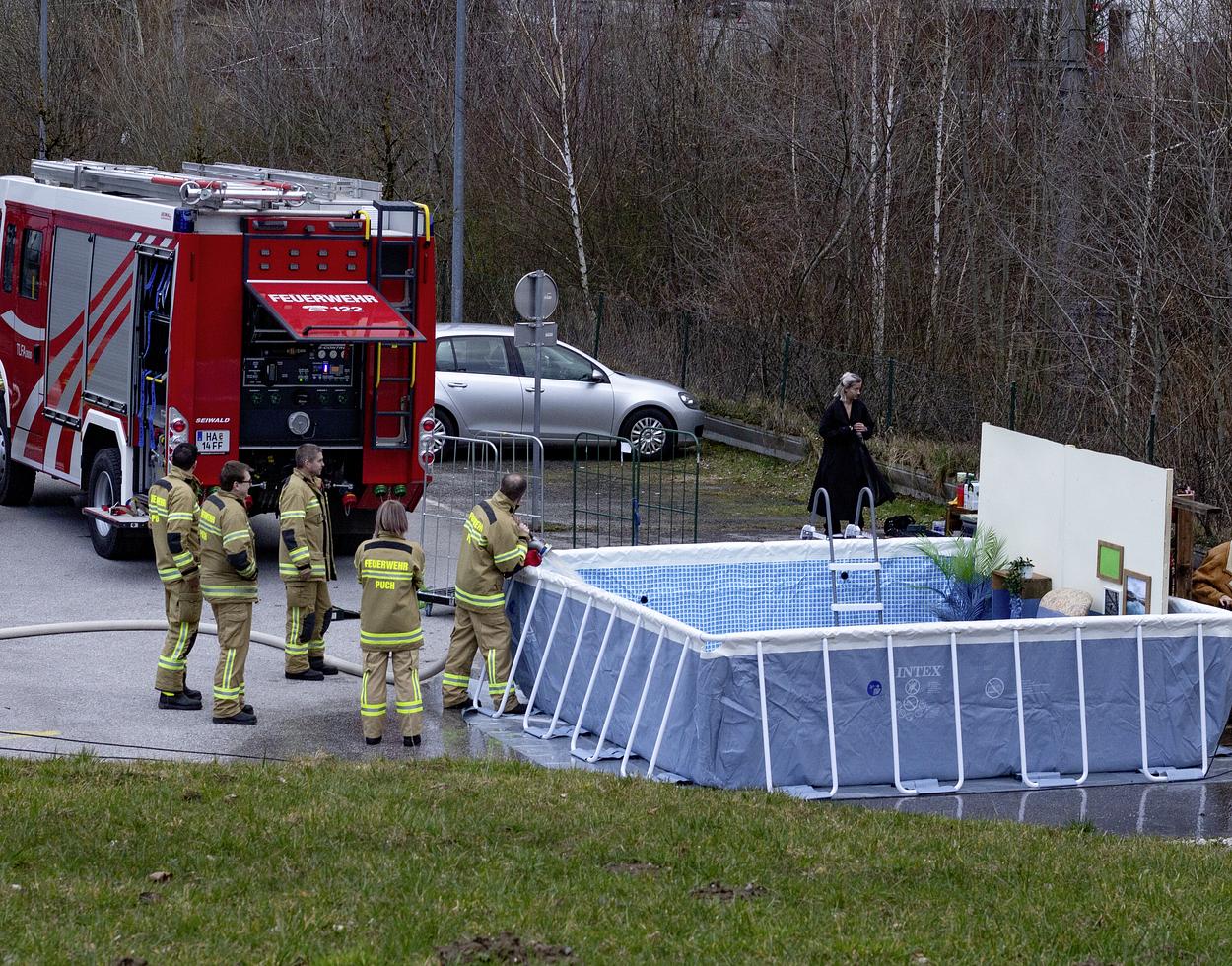 Die Feuerwehr füllt den Pool auf. Foto: Lukas Pattermann